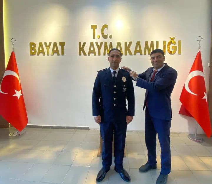Kaymakamımız,Yeni rütbesine terfi eden ilçe Emniyet Amir V. Komiser Muhammet SEVER'in yeni rütbesini taktı.